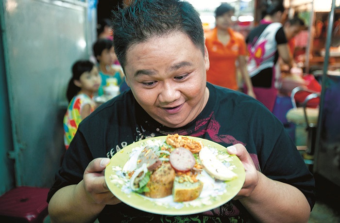 Minh Mập lại rất vui vẻ bưng trên tay đĩa thức ăn rất lớn.