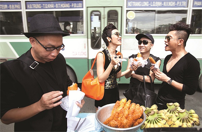 Bộ tứ quyền lực của Top Model thích thú với chuối nướng.