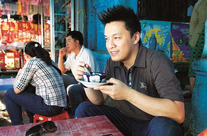 Lam Trường thư giãn ăn chè.