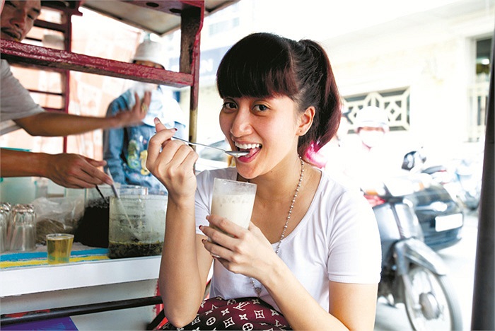 Khánh Thy có vẻ cũng là tín đồ của vị ngọt và mát của chè.