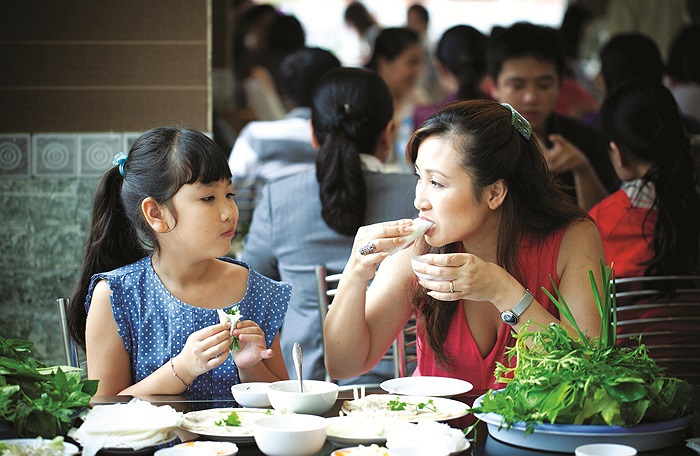 Diễn viên Khánh Huyền và con gái cùng món bánh tráng phơi sương