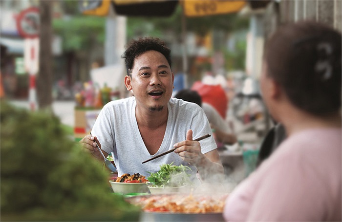 NTK Võ Việt Chung bị bắt gặp khi đi ăn vỉa hè.