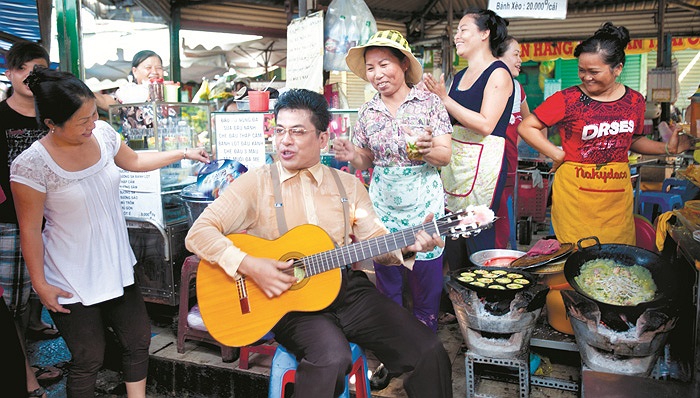 MC Thanh Bạch chơi ghitar bên quán cóc.