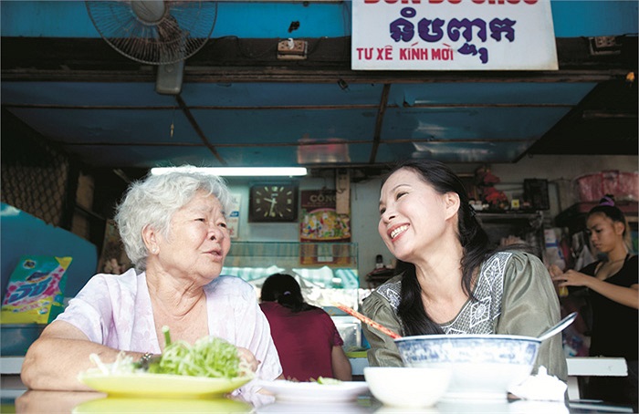 NSƯT Kim Xuân vui vẻ cùng người già.