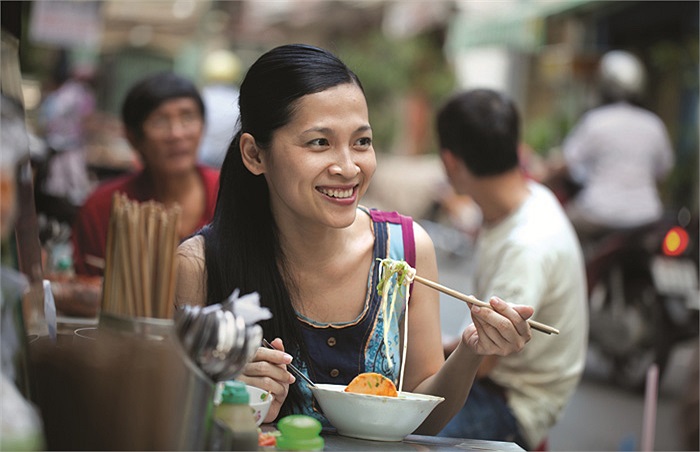 Người đẹp Ngô Thái Uyên vui vẻ ăn mì.