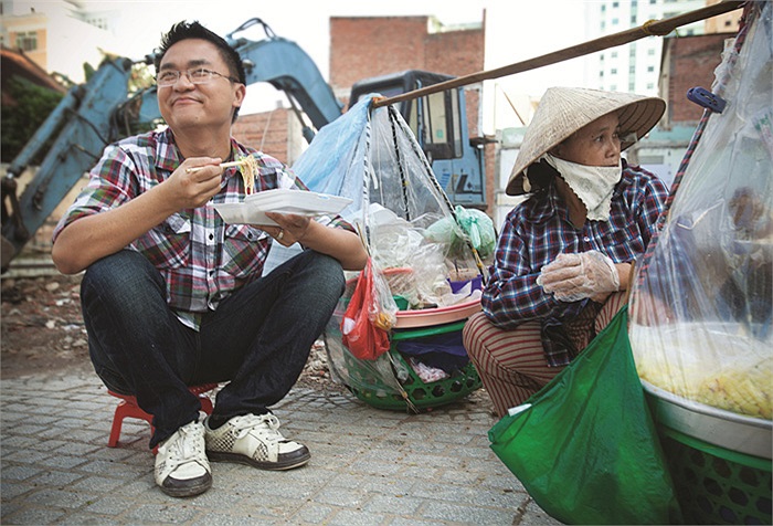 Đại Nghĩa có vẻ rất hứng thú với hủ tiếu chay