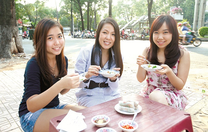 Hồng Anh vui vẻ ăn tại hồ con rùa.