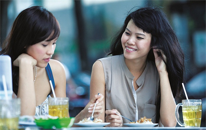 NTK Hoàng Ngân thích thú với món xôi gà.