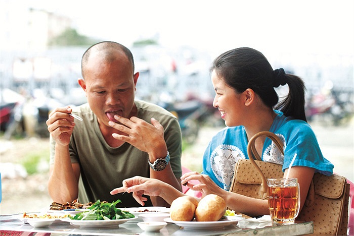 Nhiếp ảnh gia Hải Đông bị bắt gặp mút tay khi đang ăn.