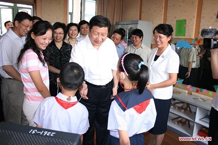 Tập Cận Bình tới thăm các em học sinh ở Thượng Hải, Trung Quốc năm 2007