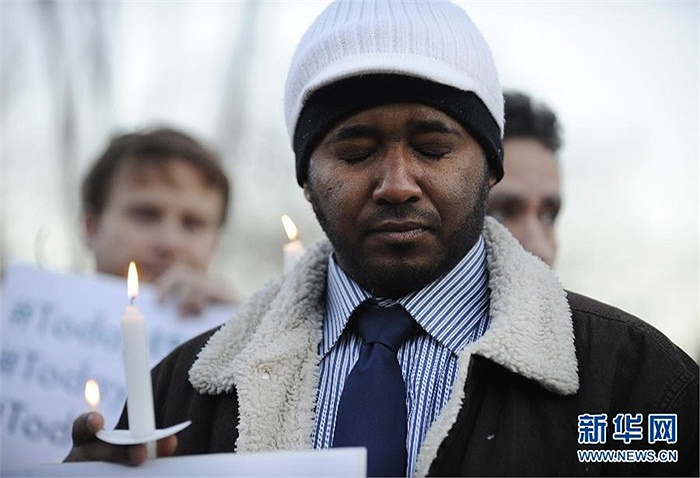 Người dân Mỹ nghẹn ngào tiếc thương 20 em nhỏ thiệt mạng