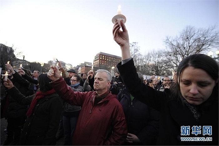 Người Mỹ vô cùng bàng hoàng trước vụ xả súng tại trường tiểu học Sandy Hook hôm 14/12 