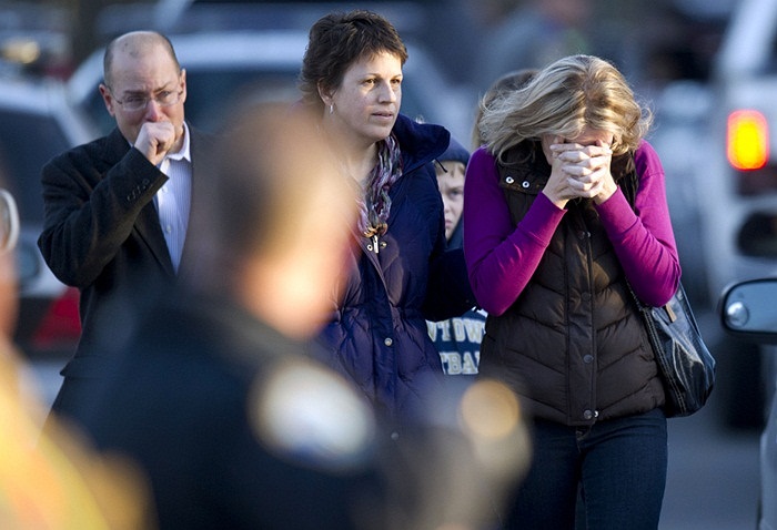 Nhiều phụ huynh bàng hoàng đến phát ngất