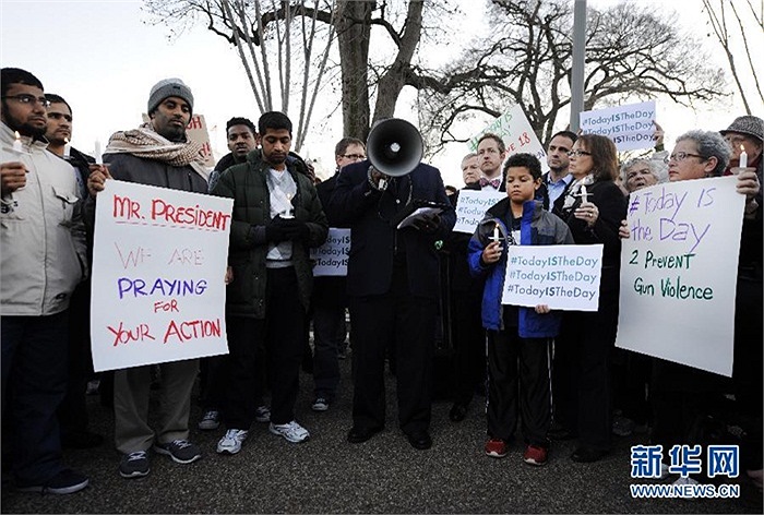 28 người đã thiệt mạng trong vụ xả súng, trong đó có 20 em nhỏ. Người Mỹ mang biểu ngữ kêu gọi Tổng thống hành động 