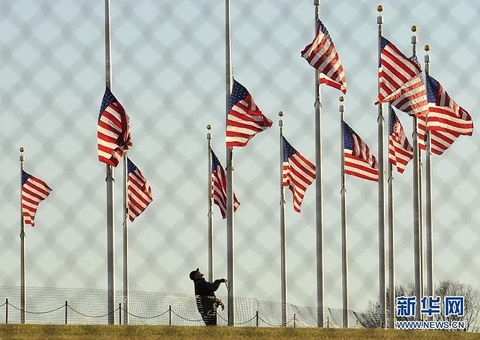 Mỹ hạ cờ tưởng niệm các nạn nhân vụ xả súng hôm 14/12