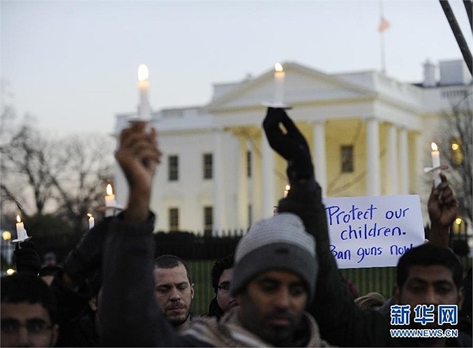 Những cây nến trắng tưởng niệm các nạn nhân vụ xả súng