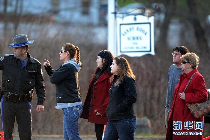 Người Mỹ bàng hoàng trước vụ xả súng vào trường học