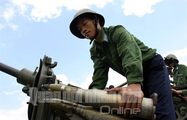 Chiến sĩ pháo cao xạ Trung đoàn 280 (Sư đoàn 361, Quân chủng PK-KQ) luyện tập đánh địch đột nhập đường không.