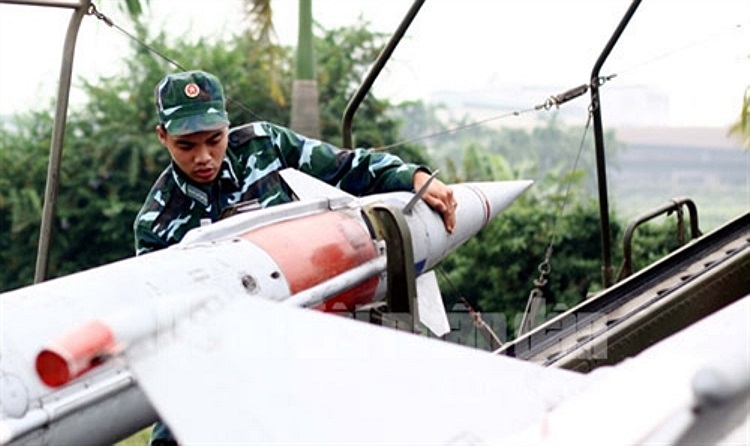 40 năm trước, với tên lửa SAM-2, các chiến sĩ tên lửa đã quật cổ 29 siêu pháo đài bay B-52. Phát huy truyền thống đó, lớp chiến sĩ tên lửa hôm nay, với vũ khí hiện đại hơn, tiếp tục tích cực tổ chức huấn luyện nhằm làm chủ vũ khí, trang bị kỹ thuật..