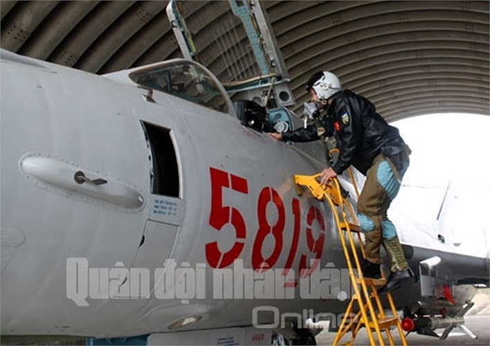 Sẵn sàng xuất kích! (trong ảnh: Phi công Vương Xuân Bắc, Trung đoàn 921, Sư đoàn không quân 371, trong phiên trực ban sẵn sàng chiến đấu, tháng 12-2012). 