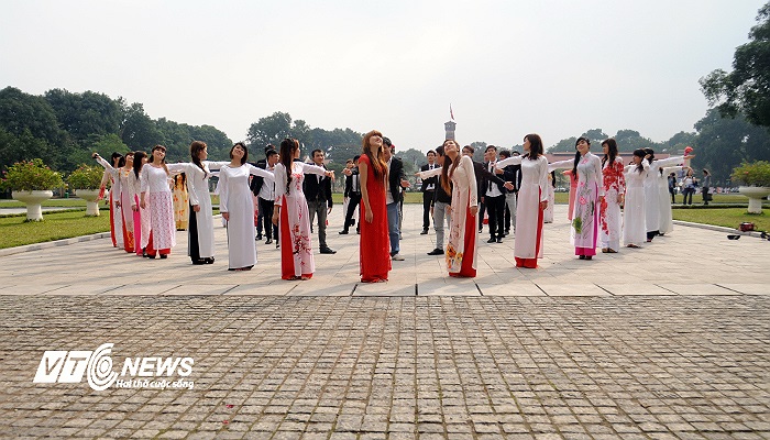 Nhóm sinh viên đón Ngày tận thế bằng cách rủ nhau đi chụp ảnh tập thể tại Hoàng Thành Thăng Long.