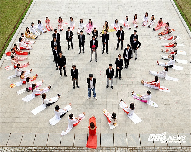 Một hình tượng trái tim được kết, và một lời tỏ tình đặc biệt được nói ra trong một ngày cũng rất đặc biệt.