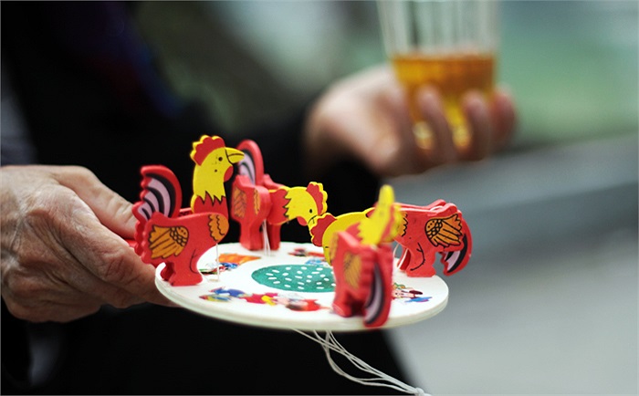 Một bà cụ bán đồ chơi, đồ lưu niệm bên bờ Hồ Gươm.