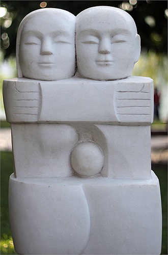 Tác phẩm 'Yêu thương' được đặt bày ở vường hoa bên bờ Hồ Gươm.