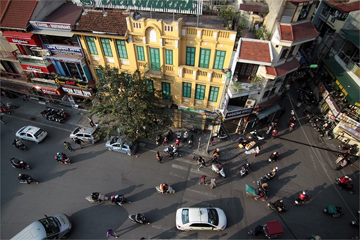 Phố Cầu Gỗ khi nắng lên