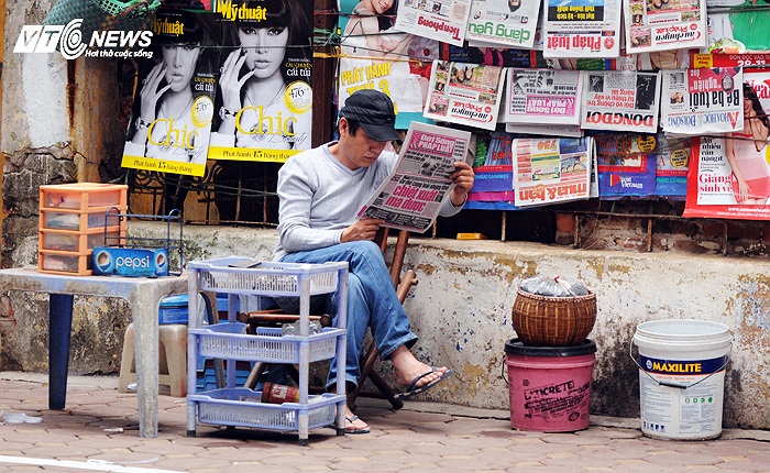Đọc báo trên đường Nguyễn Biểu