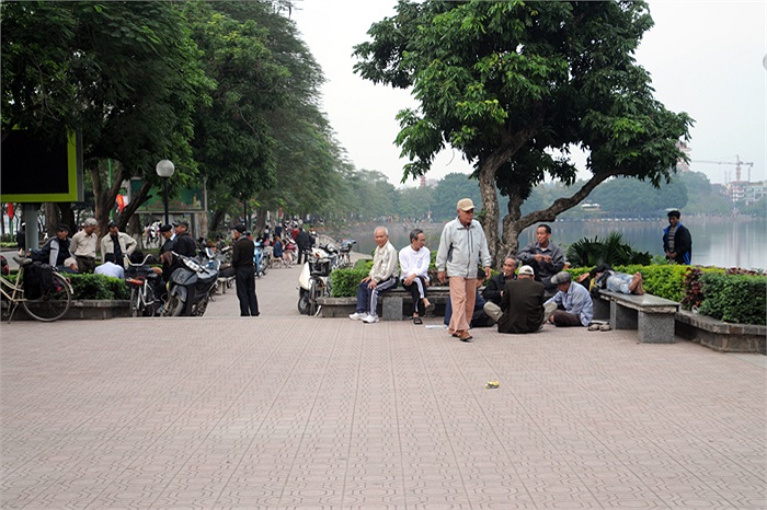 Những cụ già đánh cờ tướng bên hồ Trúc Bạch