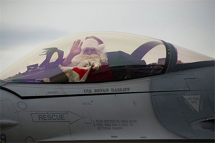 Đại tá không quân Bryan Radliff với bộ trang phục ông già Noel trong khoang lái của chiếc F-16 Falcon tại Căn cứ không quân Hill, bang Utal, Mỹ