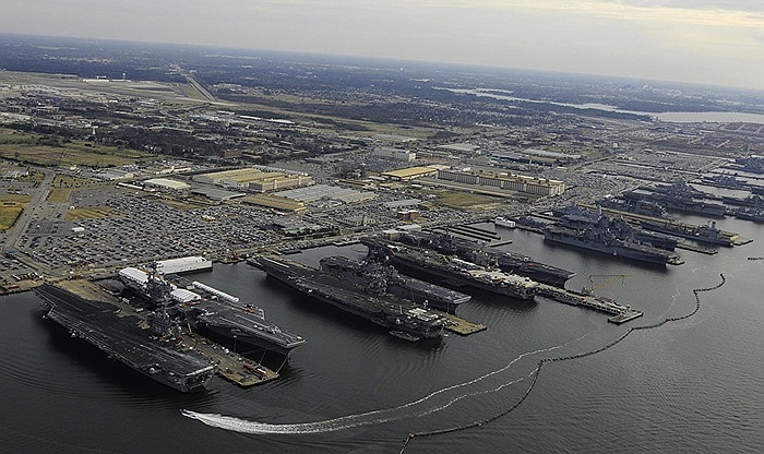 Các tàu sân bay USS Dwight D. Eisenhower (CVN 69), USS George H.W. Bush (CVN 77), USS Enterprise (CVN 65), USS Harry S. Truman (CVN 75 và USS Abraham Lincoln (CVN 72) chen chân ở quân cảng lớn nhất thế giới Norfolk, bang Virginia, Mỹ trong Lễ giáng s
