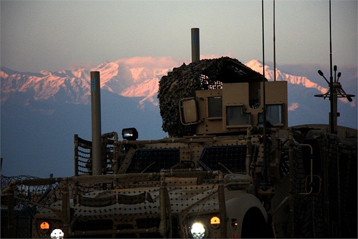 Chiếc xe bọc thép chống mìn tại khu không quân Bagram, tỉnh Parwan, Afghanistan