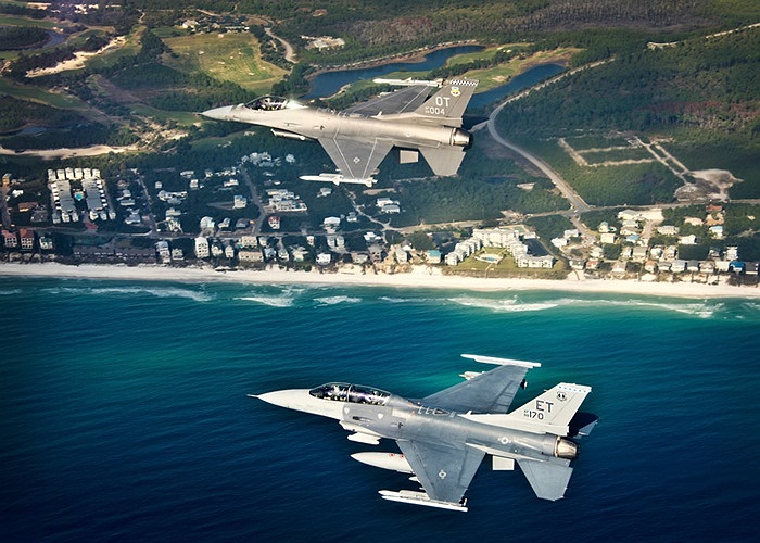 Cặp đôi F-16 Falcon bay ngoài bờ biển Florida trong quá trình thử nghiệm phần mềm bay mới tại Căn cứ không quân Eglin, Florida