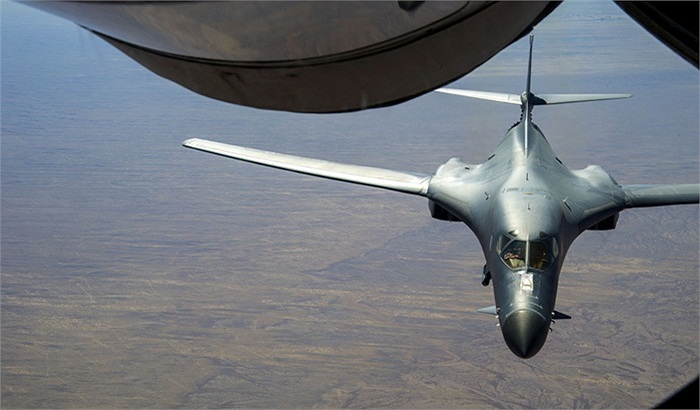 Chiếc KC-135 Stratotanker của Phi đội tiếp tế viễn chinh số 340, Không quân Mỹ đang chuẩn bị bơm nhiên liệu cho chiếc B-1B Lancer trên bầu trời Afghanistan