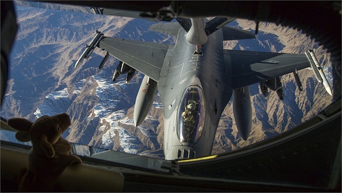 Chiếc KC-135 Stratotanker của Phi đội tiếp tế viễn chinh số 340, Không quân Mỹ đang chuẩn bị bơm nhiên liệu cho chiếc F-16 Falcon trên bầu trời Afghanistan