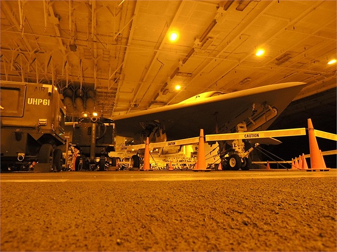 Máy bay tàng hình không người lái X-47B trong khoang tàu sân bay USS Harry S Truman