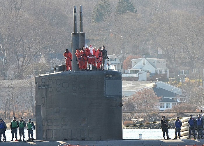 Các thủy thủ trong trang phục ông già Noel trên tàu ngầm USS San Juan ở Căn cứ tàu ngầm Hải quân New London, Mỹ