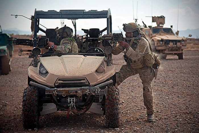 Lính thủy đánh bộ Mỹ trong một cuộc hành quân tại Farah, Afghanistan