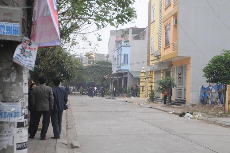 Do trời lạnh và đêm khuya nên người dân không ra xem ngay, chỉ đến khi cảnh sát cơ động tuần tra mới phát hiện.