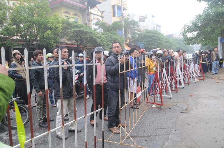 Hàng rào sắt được dùng để phong tỏa hiện trường, phục vụ công tác khám nghiệm.