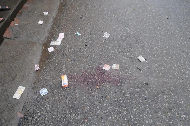 Vết máu loang lổ tại hiện trường.