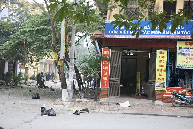 Quanh khu vực, cửa kính nhiều ngôi nhà bị vỡ.