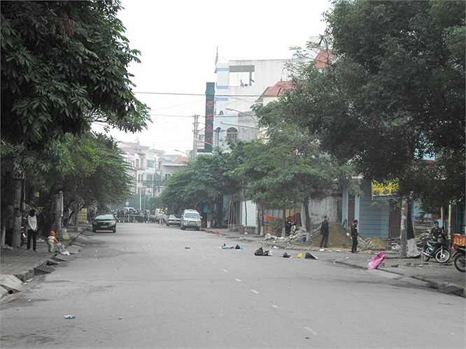 Phố xá hoang tàn, xơ xác sau vụ nổ.