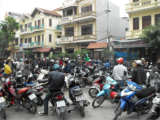 Người dân hiếu kỳ, quây kín quanh hiện trường.