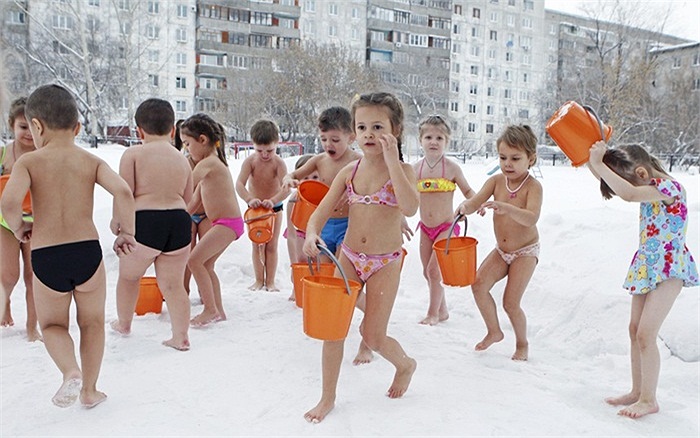 Trẻ em đổ nước lạnh vào mình trong những bài tập hàng ngày tại một trường mẫu giáo, mặc dù nhiệt độ ngoài trời là âm 25 độ C ở vùng Altai, Nga