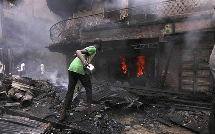 Một vụ cháy xưởng pháo hoa ở đảo Lagos của Nigeria