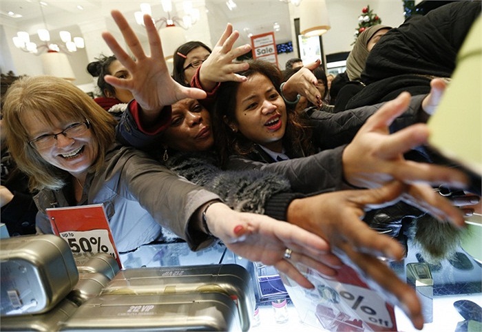 Chen chúc mua sắm trong ngày bán hàng giảm giá ở London, Anh