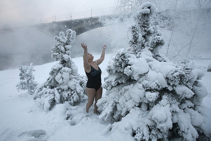 Người phụ nữ ở câu lạc bộ bơi mùa đông chơi đùa với tuyết ở vùng Siberia, Nga